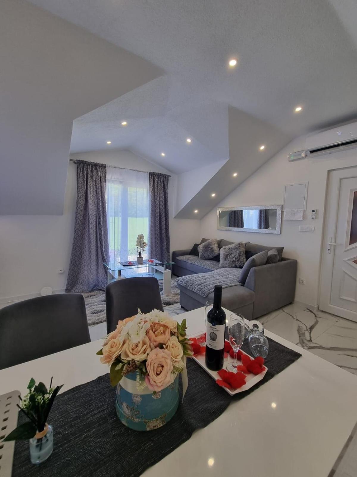 Luxury Apartment Megy Otočac Eksteriør billede